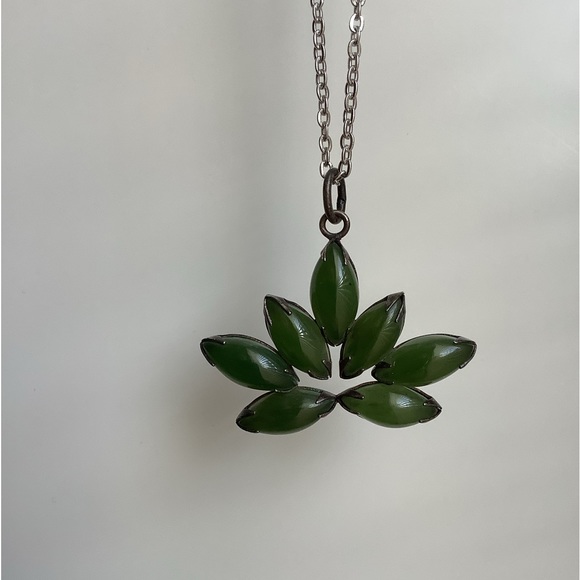 New vintage jade lotus or leaf large statement pendant necklace - Picture 9 of 16